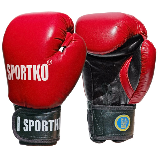 Boxerské rukavice SportKO PK1  10oz  červená.

Výplň tvoří vícevrstvá polyuretanová pěna o různé hustotě tak, aby bylo dosaženo co nejlepších vlastností.

Větrací otvory na vnitřní straně poskytují dokonalou ventilaci a pocení dlaní tak nebude problém.

Velikost boxerských rukavic se udává v uncích neboli oz.


	boxovací rukavice z pravé kůže
	výplň z vícevrstvé polyuretanové pěny
	větrací otvory v oblasti dlaně
	zapínání na suchý zip
	materiál povrchu: pravá kůže
	materiál výplně: polyuretanová pěna