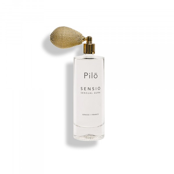 Pilō SENSIO | Sensual Aura Interiérový parfém 100 ml.
Tête | HlavaDivoká malina - Vzplanutí smyslů.Otevírá brány sebepoznání.Cœur | SrdceCedrové dřevo - Stimuluje krevní oběh.