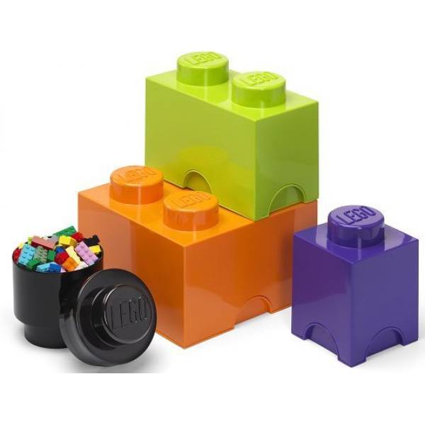 LEGO® úložné boxy Multi-Pack 4 ks - fialová, černá, oranžová, zelená.

Po sejmutí horního poklopu si do tohoto prostoru děti mohou uložit malé Lego kostičky nebo rozličné malé předměty a drobné hračky.

Přednosti:


	kvalitní zdravotně nezávadný materiál
	bez použití BPA, ftalátů a PVC


Obsah balení:


	úložný box fialový
	úložný box kulatý černý
	úložný box oranžový
	úložný box světle zelený


Vyberte dětem sadu  LEGO  boxíků!

Vhodné pro děti od 3 let
Materiál: polypropylen
Rozměry celého balení: 25 x 25 x 33 cm
 