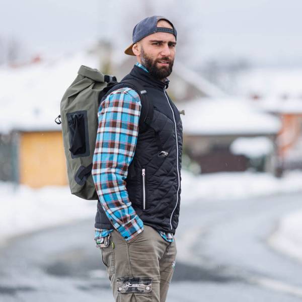 Pánská vyhřívaná vesta inSPORTline WARMhim  černá  M.

Systém je napájen pomocí libovolné vlastní powerbanky s USB Type A výstupem (není součástí - možno přikoupit), pro kterou je připraven prostor ve vnitřní kapse a to i včetně integrovaného kabelu.

Pánská vyhřívaná vesta inSPORTline WARMhim má ovšem nejen parádní funkci, ale i stylový design!



Jednoduché ovládání:

Technický popis:


	vesta s integrovaným vyhříváním pomocí systému Active Heat Core v oblasti břicha, beder a střední části páteře
	snadné ovládání pomocí jediného tlačítka
	tři teplotní režimy
	bez rukávů
	hlavní zapínání na zip
	dvě přední kapsy se zapínáním na zip
	panely na bocích rozšiřitelné pomocí zipu podšité elastickým materiálem - pro zvětšení obvodu vesty
	vnitřní izolace
	fleecový vnitřek límce
	prošívaný design
	poutko
	vnitřní kapsa pro powerbanku (powerbanka není součástí - možno přikoupit) včetně kabelu pro její připojení
	rozměr kapsy: cca š22 x v16 cm
	topné těleso: karbonové vlákno
	
		rovnoměrné rozložení teploty
		vyzařování infračervených paprsků - pozitivní vliv na krevní oběh
		dlouhá životnost
	
	
	napájení: libovolná powerbanka s USB Type A výstupem, 5V/2-2,1A (není součástí balení)
	módy: 45°C (low), 50°C (medium), 55°C (high)
	odhadovaná výdrž při použití 10 000 mAh powerbanky: cca 7 h (low), 4,8 h (medium), 3,3 h (high)
	materiál: 100% polyester
	hmotnost: 520 g (velikost 3XL, bez baterie)
Velikostní tabulka (rozměry vesty):


	
		
			 
			Obvod hrudi (cm)
			Obvod pasu (cm)
			Obvod boků (cm)
			Šířka ramen (cm)
			Celková délka (cm)
		
		
			M
			102 (108)
			96 (102)
			104 (110)
			42
			69
		
		
			L
			110 (116)
			104 (110)
			111 (117)
			44
			71
		
		
			XL
			118 (124)
			112 (118)
			118 (124)
			46
			73
		
		
			XXL
			126 (132)
			120 (126)
			126 (132)
			48
			75
		
		
			3XL
			134 (140)
			128 (134)
			134 (140)
			50
			77
		
	


Údaj v závorkách znamená maximální rozměr při rozepnutých bočních zipech.