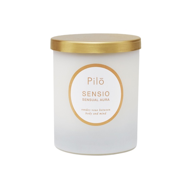 Pilō Pilō | Ambience Candles - Sensio čistě přírodní svíčky na bázi aromaterapie 230 g.
Hmotnost svíčky je 230g a průměrná délka hoření okolo 50h.
Vyrobeno ve Španělsku ekologickou metodou.
Nenechávejte hořící svíčky bez dozoru.