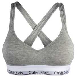 Dámská podprsenka Calvin Klein šedá (QF1654E-020) XS.

Hledáte podprsenku, která je IN, je pohodlná a hodí se na sportovní či volnočasové aktivity?

Dámská podprsenka Calvin Klein je speciálně vyvinuta na sport, ale oceníte ji i na volnočasové aktivity.

Co se praní týče - doporučujeme ji prát maximálně na 30°C a nesušit v sušičce, jinak se může stát, že už podprsenku nebude možné nosit - více se dozvíte níže v klasických informacích o produktu.